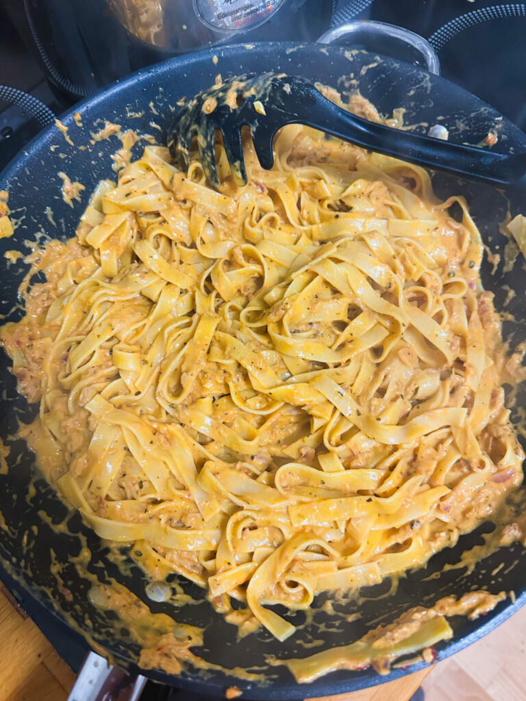 Tagliatelle gut mit der Thunfisch Sauce mischen